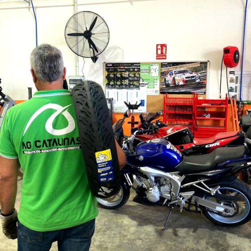 Profesional de AG Catalinas cambiando rueda de moto