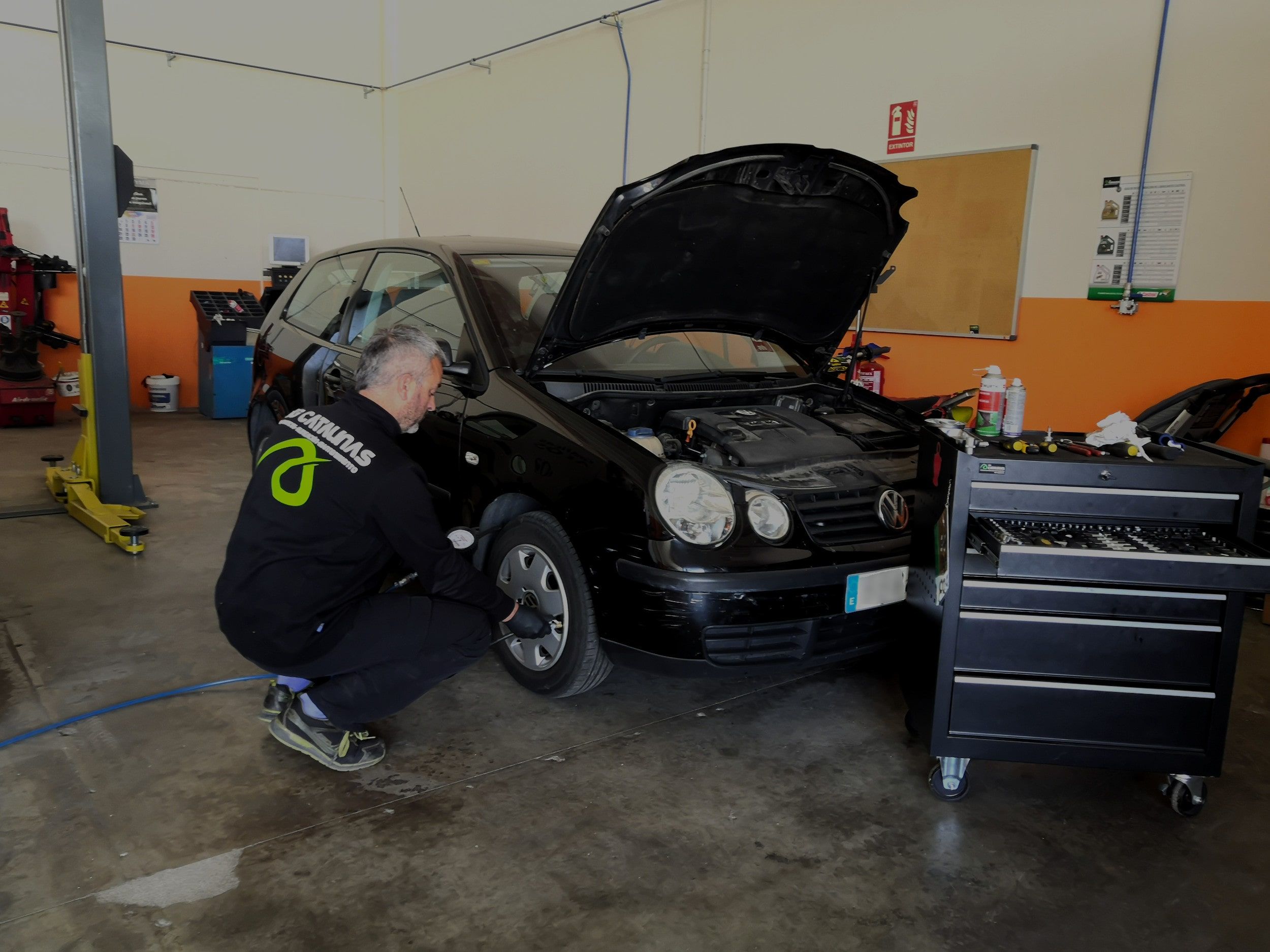 Trabajador de AG Catalinas comprobando la presión de los neumáticos de un coche